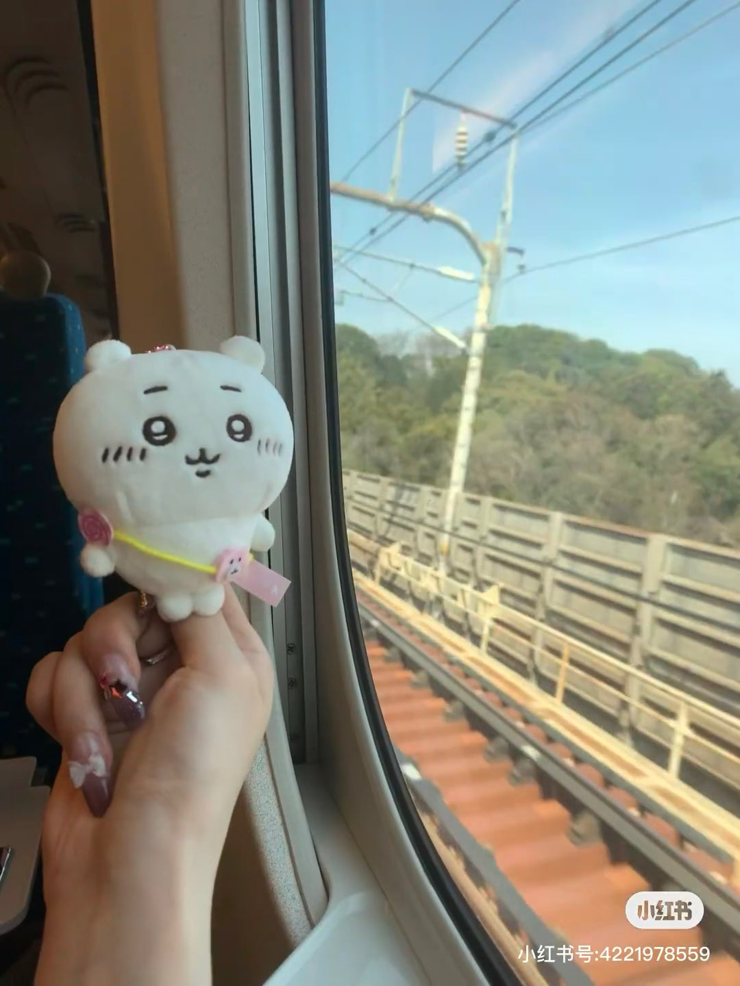 Chiikawa 吉伊卡哇|Looking forward to going out! Mochitto Puchi MiniMascot背小包包出游系列毛绒挂件/包挂|约 H135 x W90 x D55mm