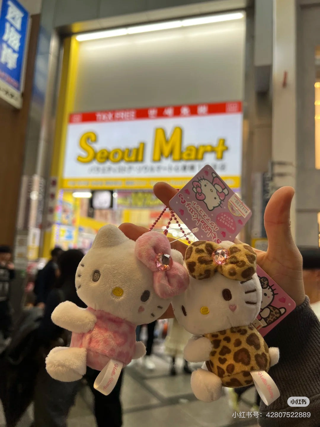 Hello Kitty凯蒂猫| Sanrio Hug Mascot / Gogo Gal Collection Leopard侧坐豹纹水钻蝴蝶结毛绒玩偶挂件/包挂|约8×5×11cm