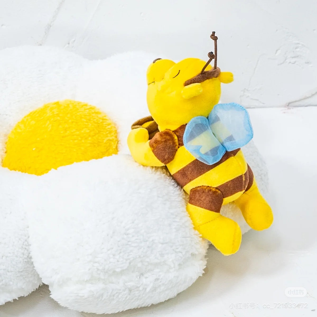 Disney|2024 HONEY DAY Winnie the Pooh Cushion蜜蜂维尼花花抱枕/坐垫|約縦37×横36×厚み16(cm)