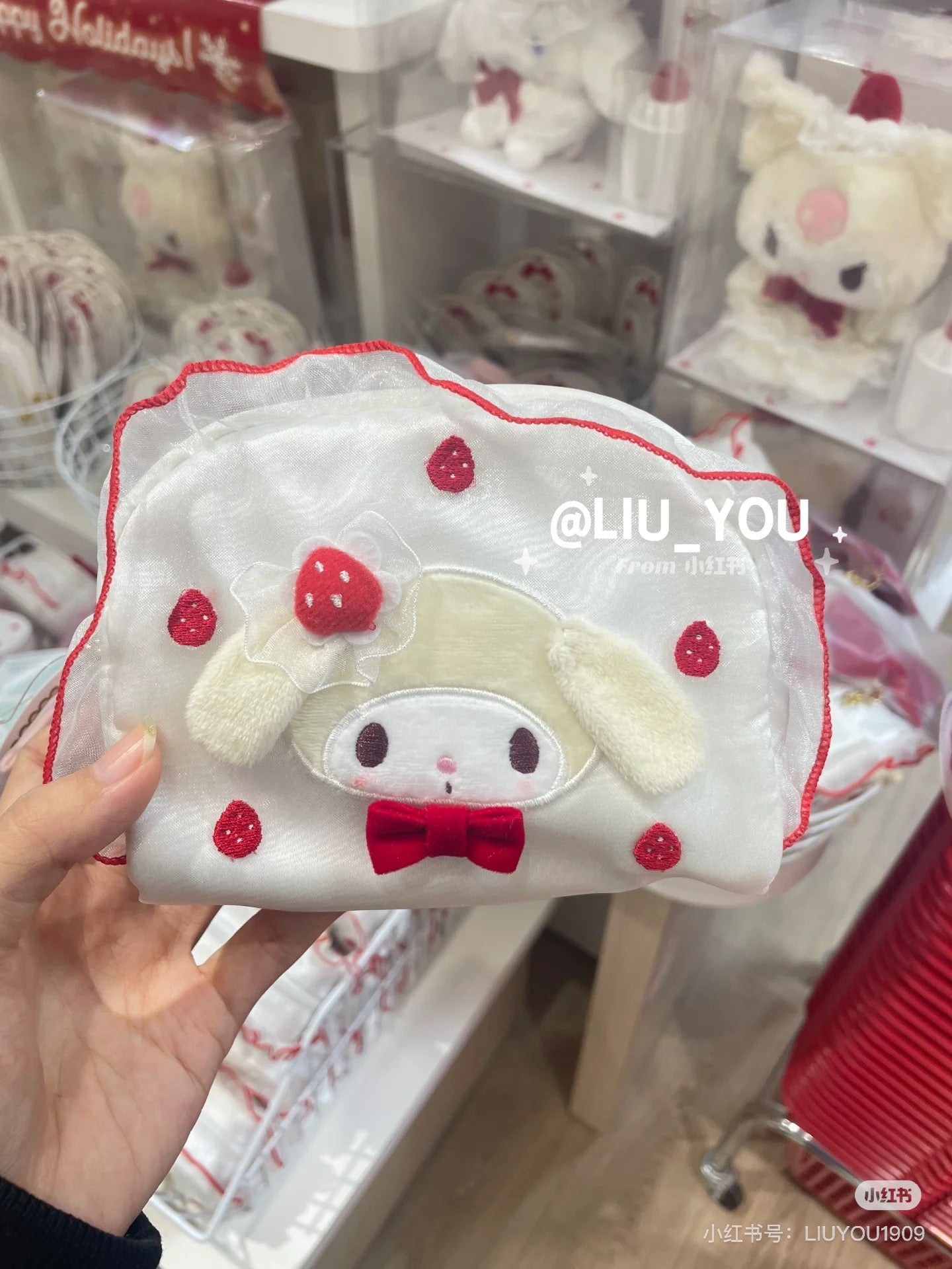 Sanrio三丽鸥|草莓蛋糕系列可爱角色大蝴蝶结拉链红色滚边蕾丝化妆包/小收纳包/正反面都可爱|约宽14 x 深6 x 高11 cm