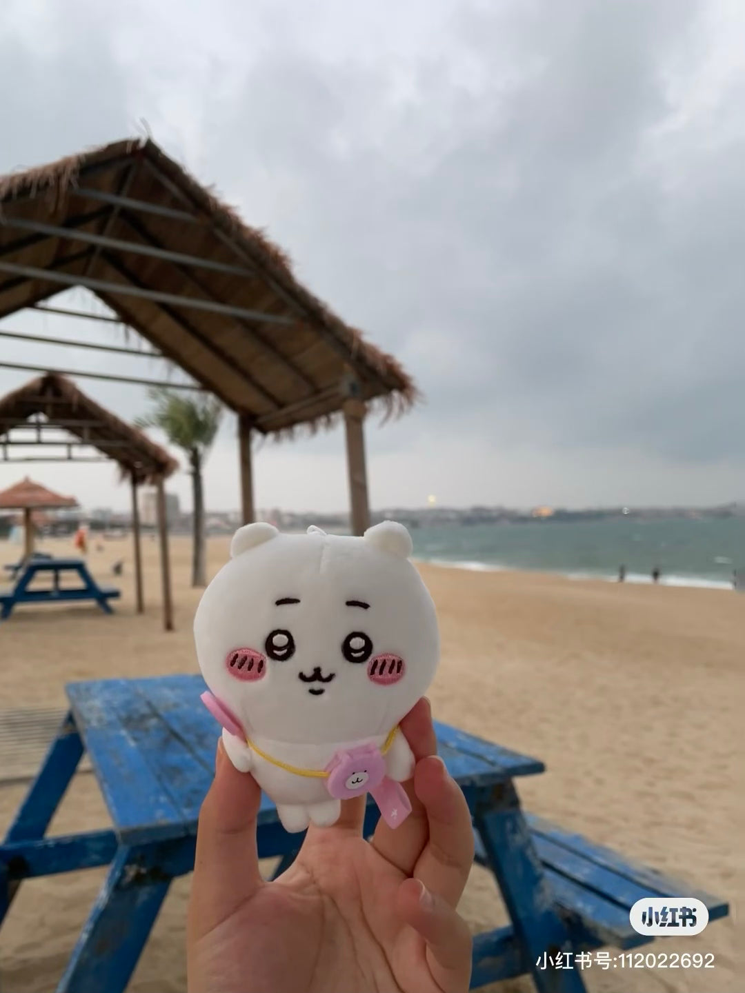 Chiikawa 吉伊卡哇|Looking forward to going out! Mochitto Puchi MiniMascot背小包包出游系列毛绒挂件/包挂|约 H135 x W90 x D55mm