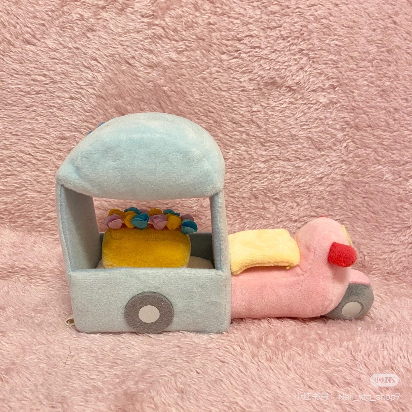 Sumikko gurashi角落生物|San-x Sumikko Gurashi Scene Plush Toy "Flower Wagon" 水龙花车鲜花速递毛绒场景沙包玩偶/摆件|约150 × 210 × 85 毫米