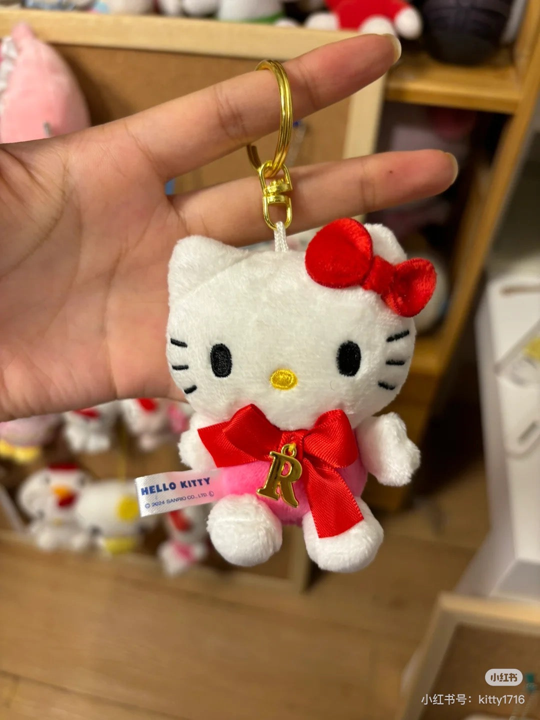 Sanrio|Hello Kitty红色蝴蝶结字母自选挂件/玩偶|约 6.5×5×9.5cm