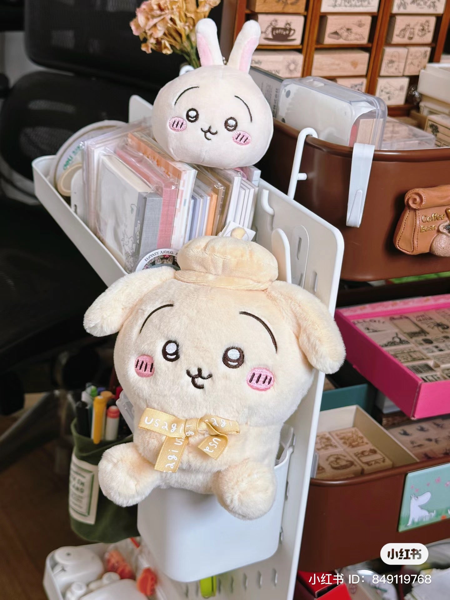 Chiikawa 吉伊卡哇|Sitting Plush Toy /Tokyo Souvenirs贝雷帽可爱坐姿毛绒公仔/玩偶|约H180×W120×D110mm