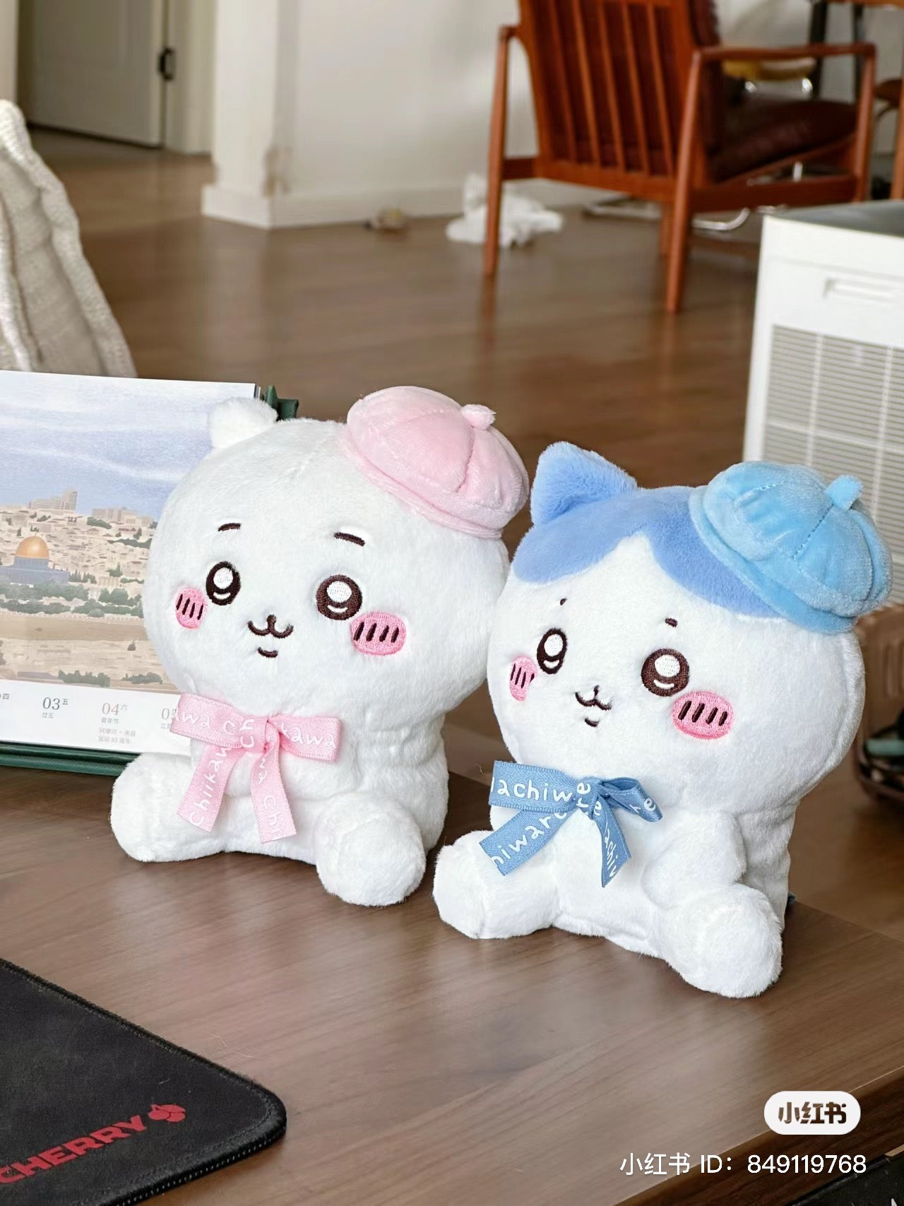 Chiikawa 吉伊卡哇|Sitting Plush Toy /Tokyo Souvenirs贝雷帽可爱坐姿毛绒公仔/玩偶|约H180×W120×D110mm