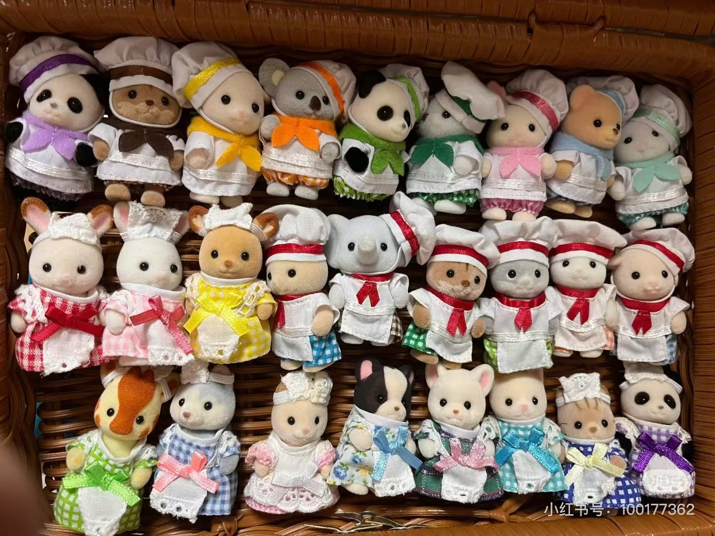 SylvanianFamilies|FOREST KITCHEN BABY WHITE RABBIT WAITRESS PINK