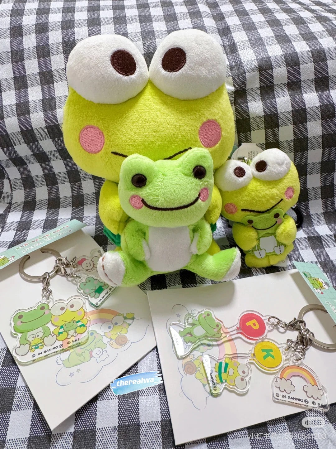Sanrio|Kerokero Keroppi 大眼蛙??泡菜蛙联名玩偶/挂件|公仔约H15 x W11 x D13cm/挂件约10×4×9cm