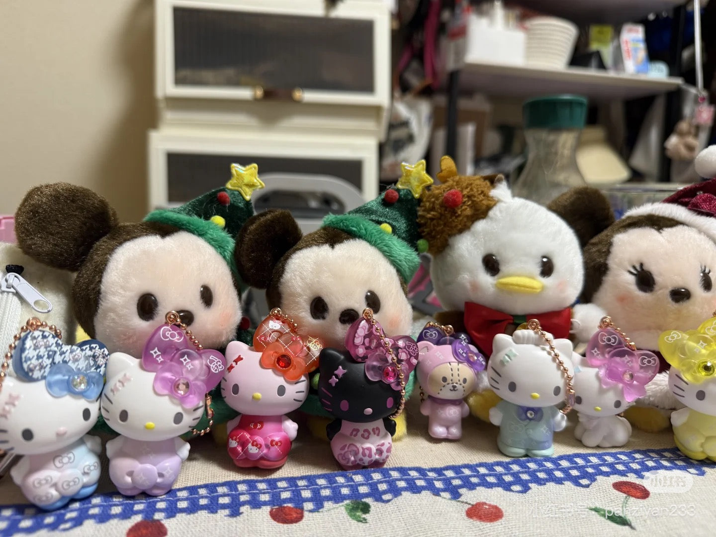 HelloKitty凯蒂猫|Birthday 50th The Fashionable Ribbons Sanrio Blindbag 50周年生日限定彩虹水钻蝴蝶结吊饰挂件盲盒/全8种|1枚入