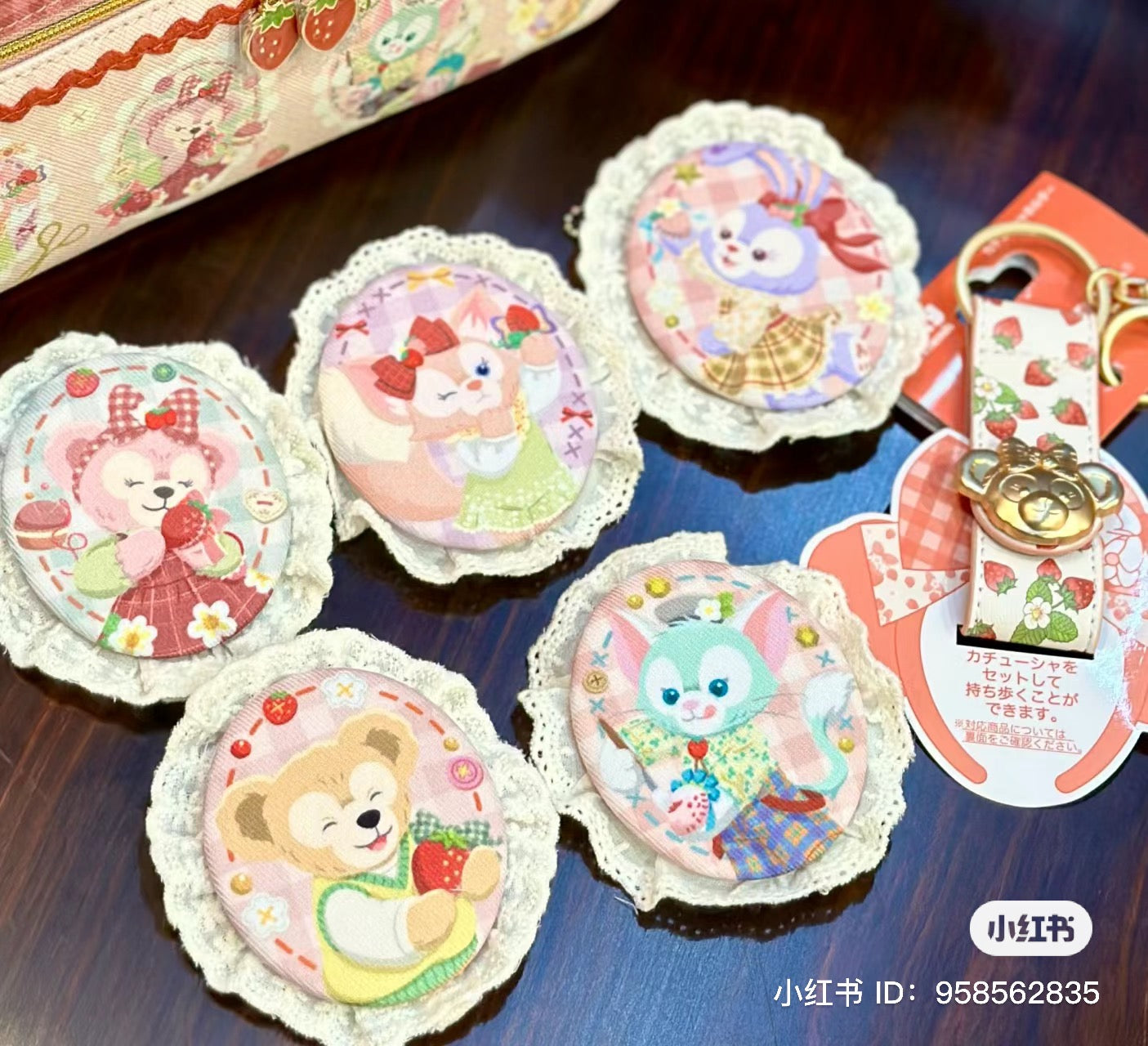 Disney迪士尼|东迪草莓情人节限定布制蕾丝边徽章盲盒/胸针/也可当挂饰/共5种|1枚入