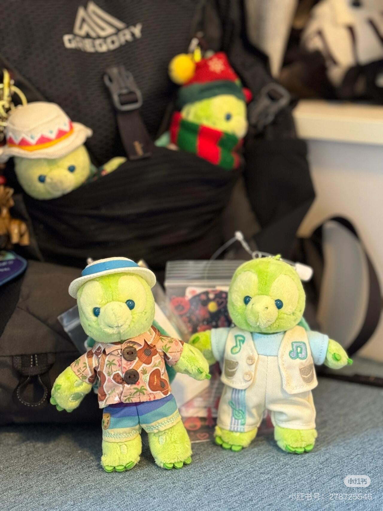 Disney迪士尼 |东迪夏日限定夏威夷草帽衬衫站姿Olu小龟毛绒挂件/包挂/胸针