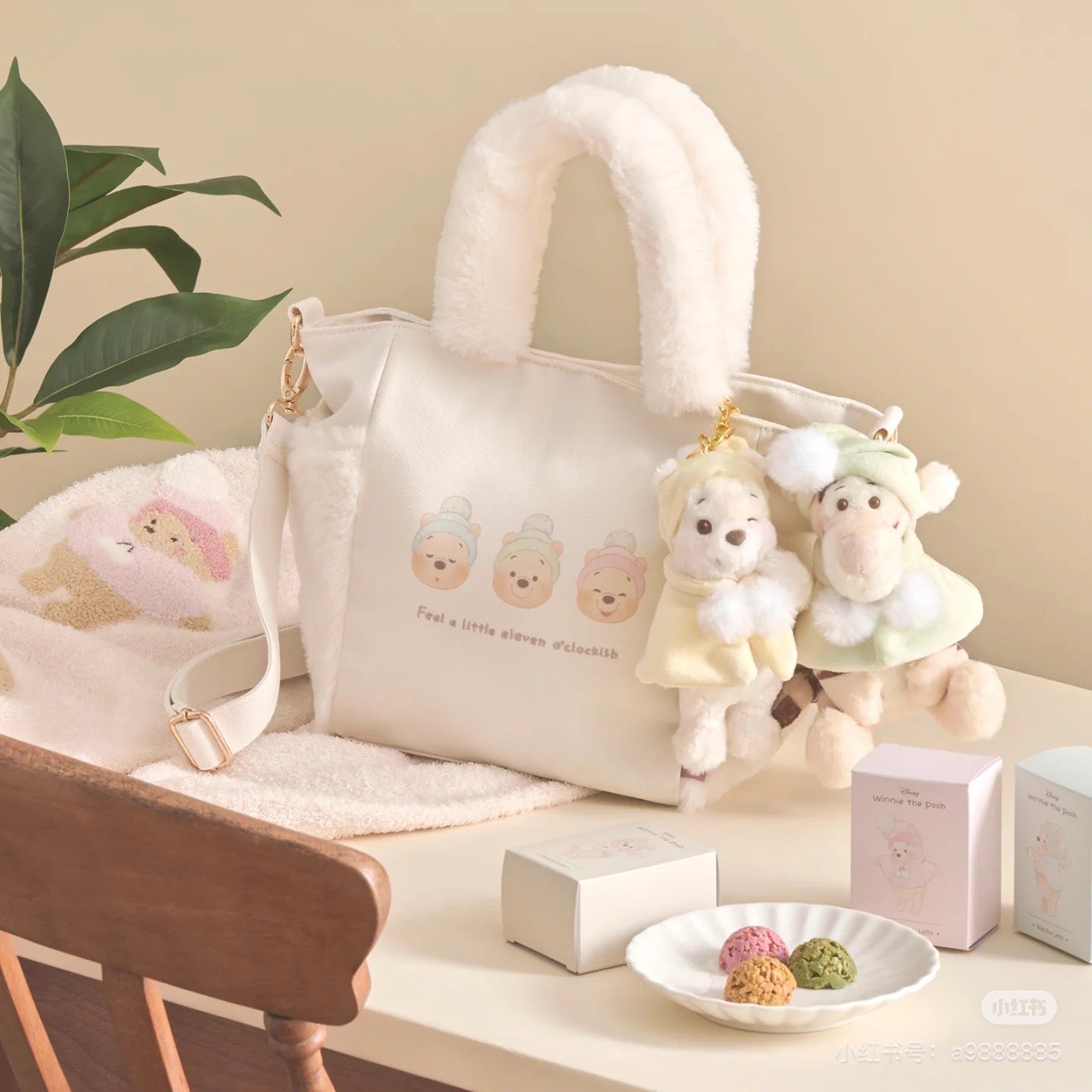 Disney迪士尼|Plush Mascot Keychain - White Pooh Fruit Latte Color东迪冬日限定水果拿铁色睡衣睡帽斗篷系列可爱角色毛绒挂件/包挂|约高 16.5 x 宽 10 x 深 9cm