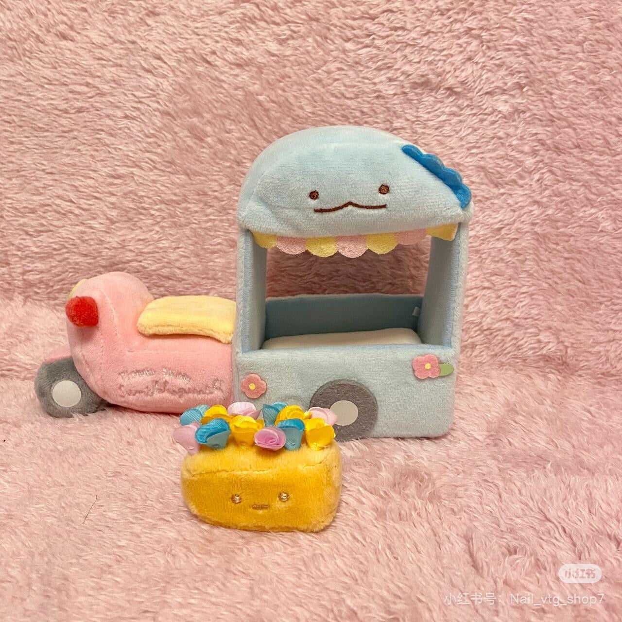 Sumikko gurashi角落生物|San-x Sumikko Gurashi Scene Plush Toy "Flower Wagon" 水龙花车鲜花速递毛绒场景沙包玩偶/摆件|约150 × 210 × 85 毫米