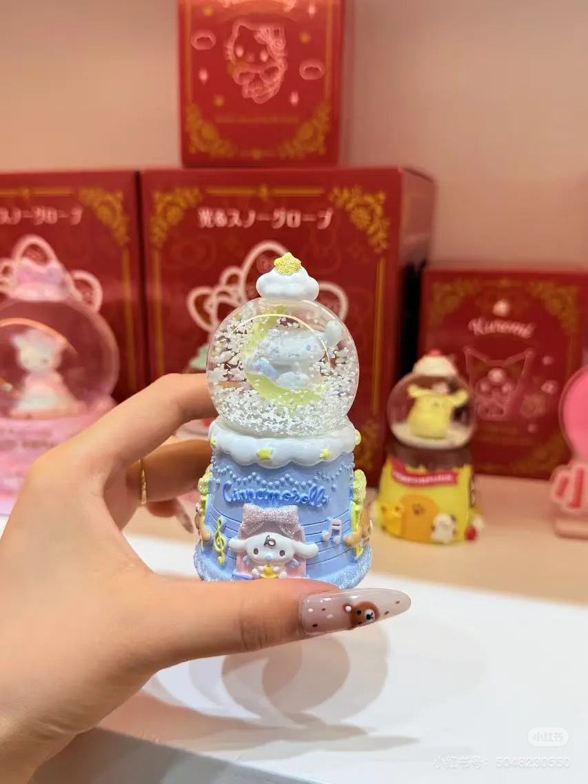 Sanrio三丽鸥|Snow Globe (S) 2024年圣诞限定可爱角色小号水晶球|约5.5×5.5×9.5cm