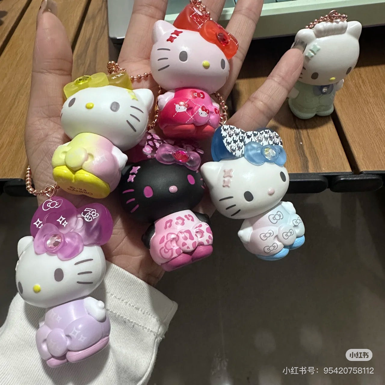 HelloKitty凯蒂猫|Birthday 50th The Fashionable Ribbons Sanrio Blindbag 50周年生日限定彩虹水钻蝴蝶结吊饰挂件盲盒/全8种|1枚入