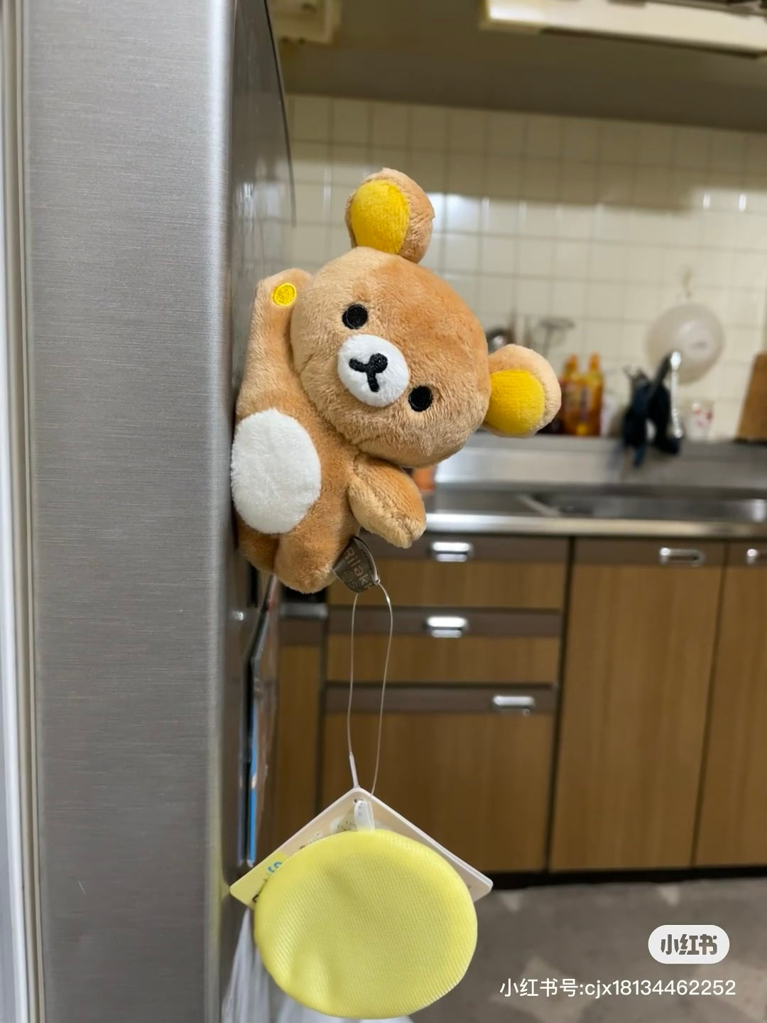 Rilakkuma轻松熊|Tonikaku Dara Dara Series - Magnetic Goyururi Plush Toy - Rilakkuma San-X舒适慵懒生活系列磁吸站肩毛绒迷你玩偶/底座可拆开|约90mm x 120mm x 55mm