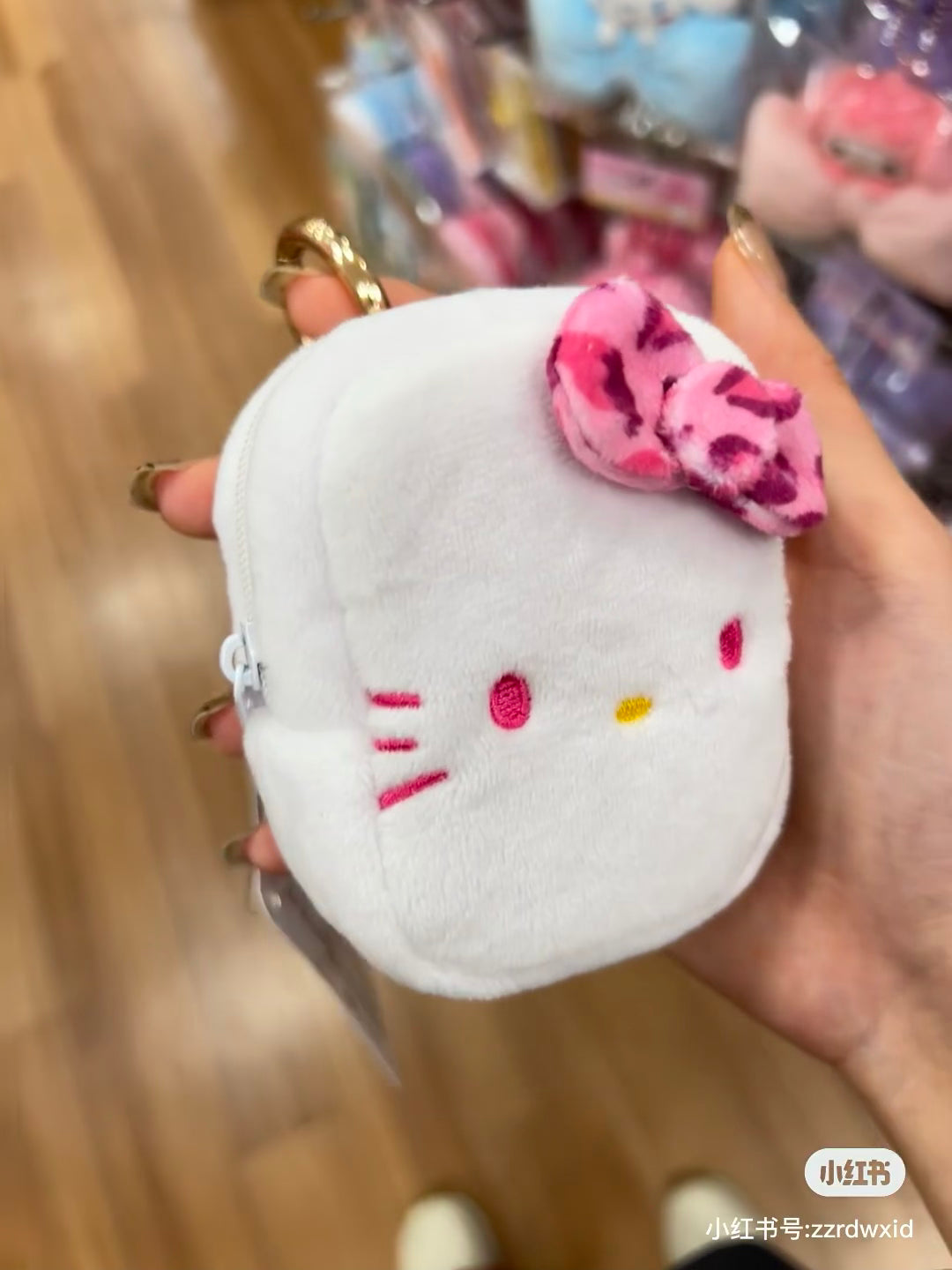 HelloKitty凯蒂猫|Sanrio Mascot Mini Pouch with Carabiner - Hello Kitty / Leopard Toffee Brown豹纹蝴蝶结毛绒零钱包挂件/包挂|约95×75×50mm