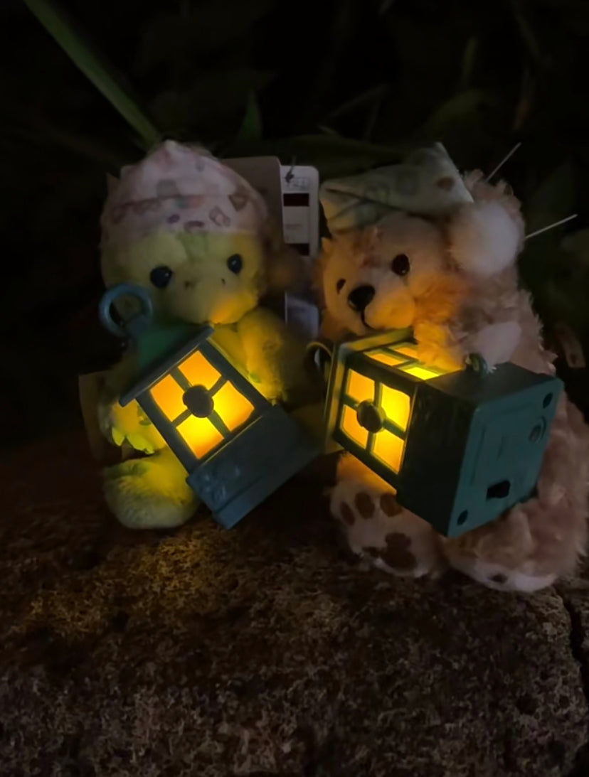 Disney迪士尼|2024东迪秋日睡衣派对系列/Duffy和朋友们坐姿七宝提灯笼亮灯毛绒挂件/包挂