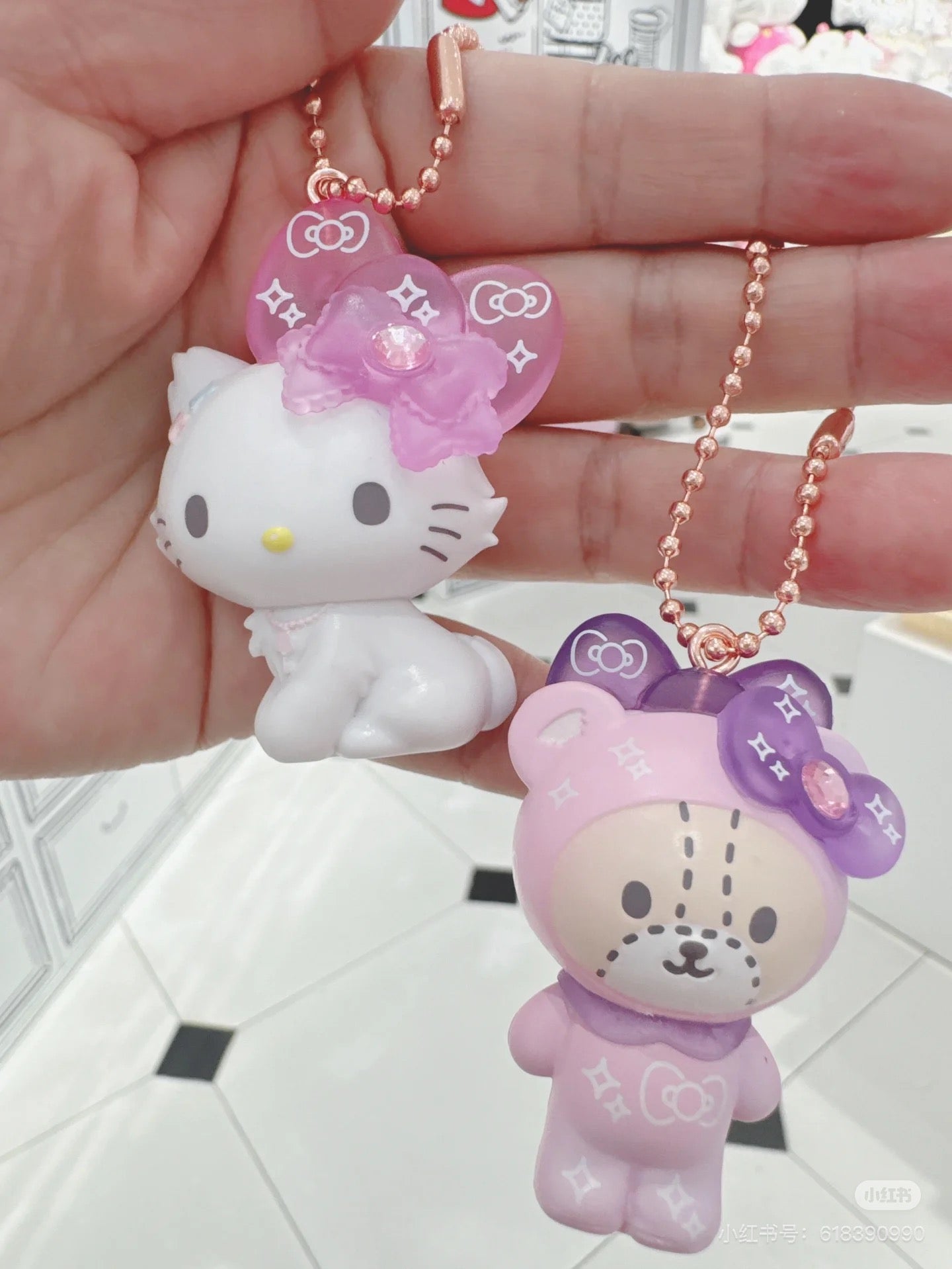 HelloKitty凯蒂猫|Birthday 50th The Fashionable Ribbons Sanrio Blindbag 50周年生日限定彩虹水钻蝴蝶结吊饰挂件盲盒/全8种|1枚入