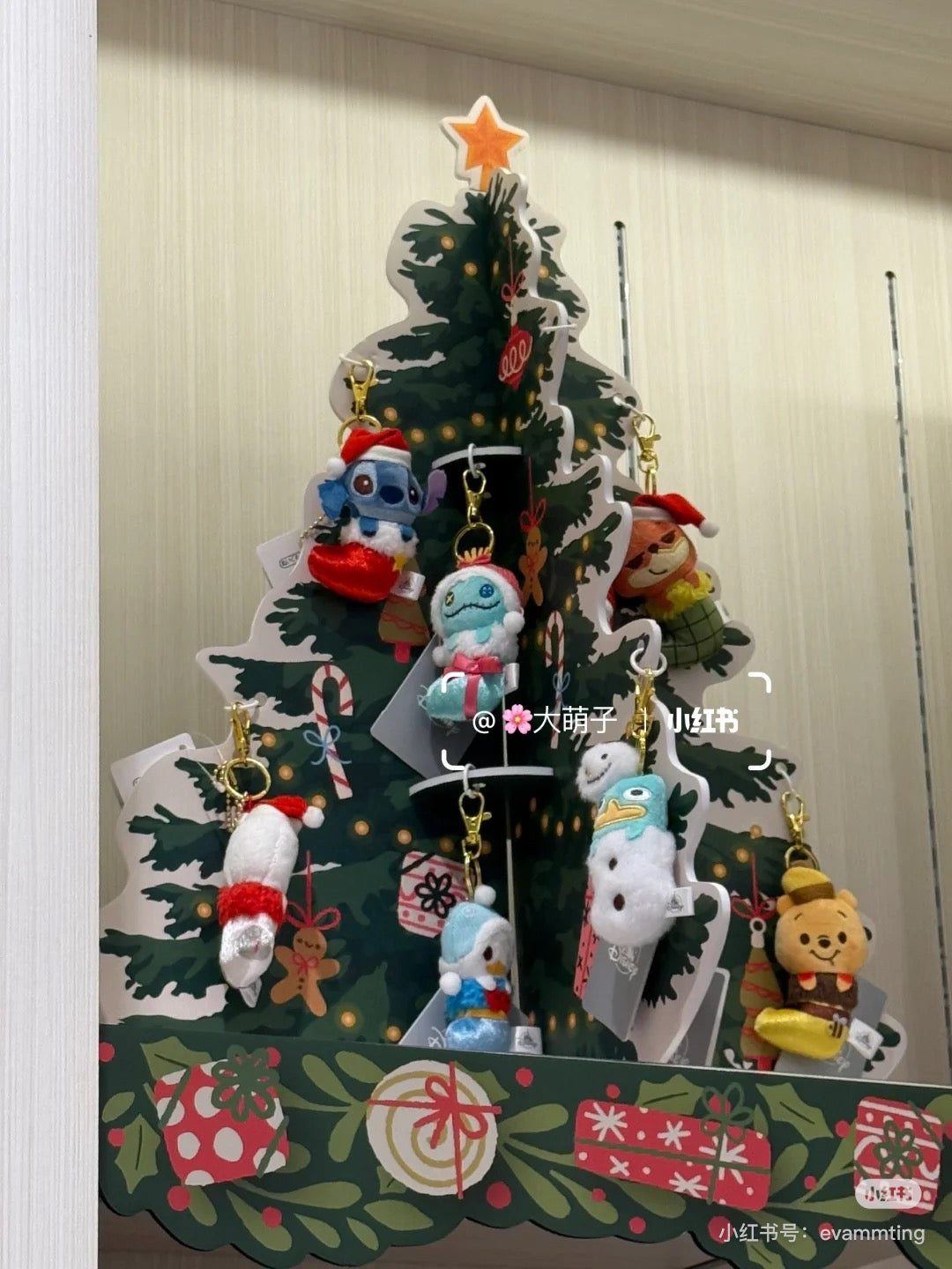 Disney迪士尼|Winnie The Pooh Eeyore Stitch Scrump Judy Nick BayMax Christmas2024东迪冬日圣诞限定系列可爱角色袜子挂件/包挂/圣诞树装饰|约3 x 15 x 6 cm