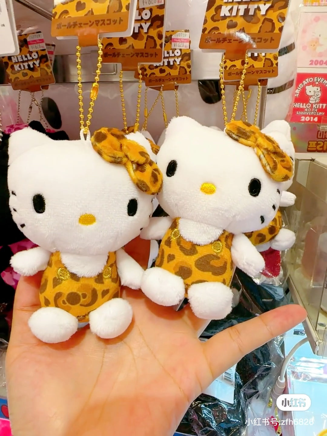 HelloKitty凯蒂猫| Phone Strap Ball Chain Mascot Series Hello Kitty辣妹豹纹Hello Kitty玩偶挂件/包挂| 约9.5cm×7.2cm×5.4cm