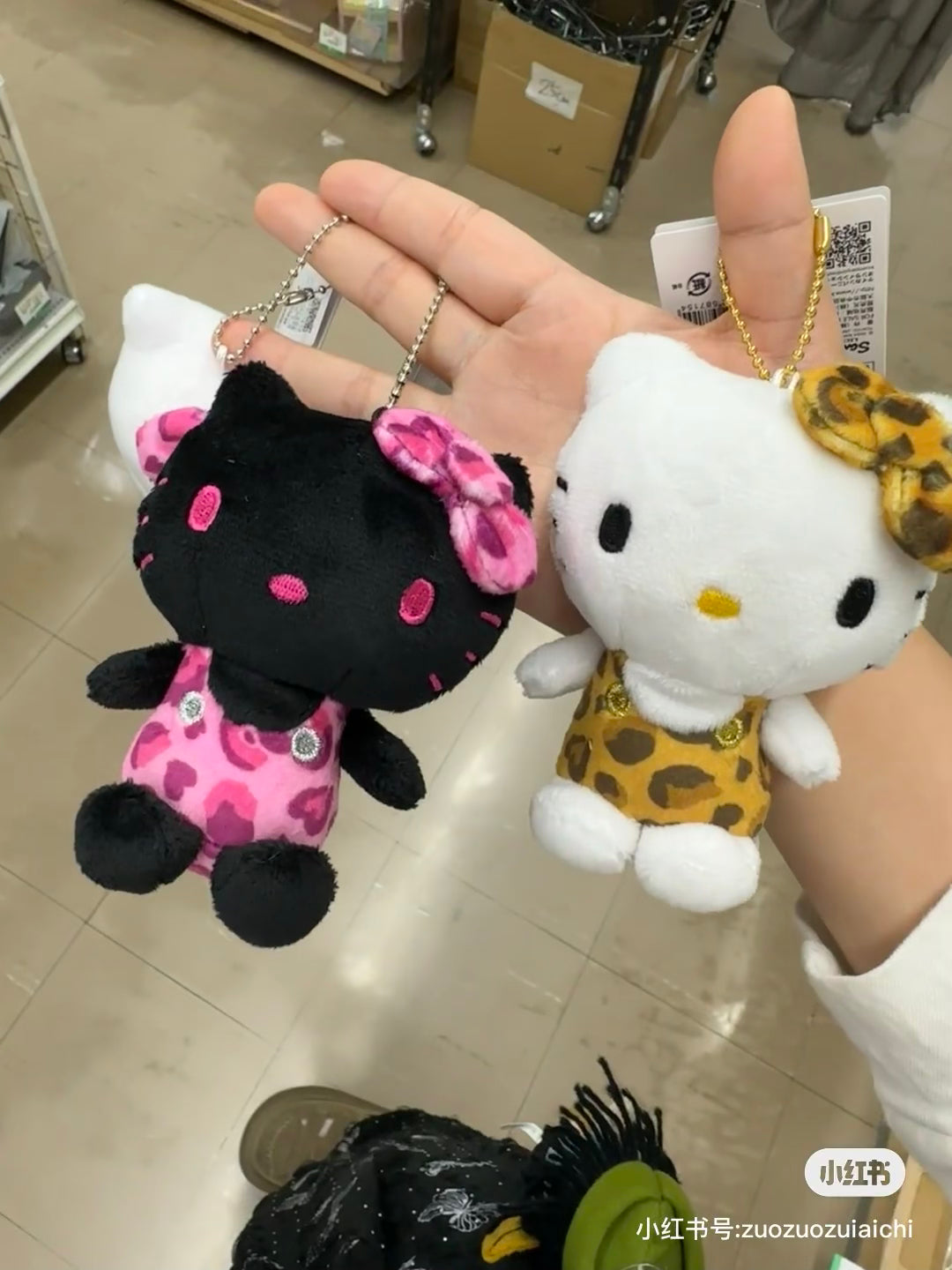 HelloKitty凯蒂猫| Phone Strap Ball Chain Mascot Series Hello Kitty辣妹豹纹Hello Kitty玩偶挂件/包挂| 约9.5cm×7.2cm×5.4cm