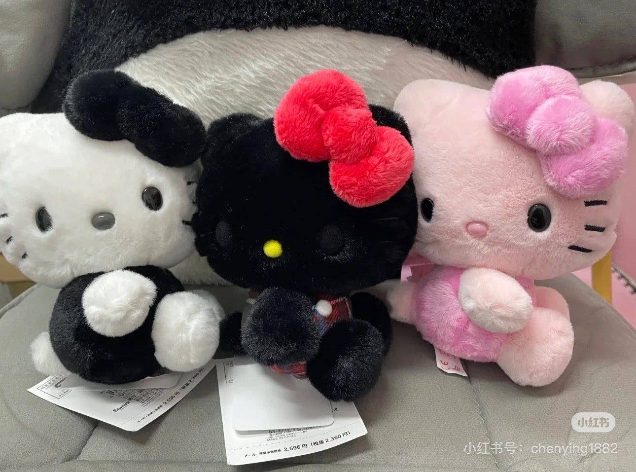 HelloKitty凯蒂猫|Sanrio Hello Kitty 50th Anniversary50周年限定缤纷24色colors毛绒玩偶/公仔 |约12.5 x 9.8 x 15 cm