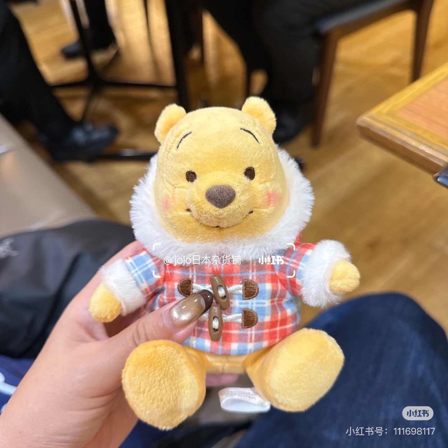 Disney迪士尼|Winter Jacket Doll东迪冬日限定格纹大衣斗篷坐姿毛绒玩偶钥匙扣挂件/包挂|约高 14 x 宽 14 x 深 9(cm)