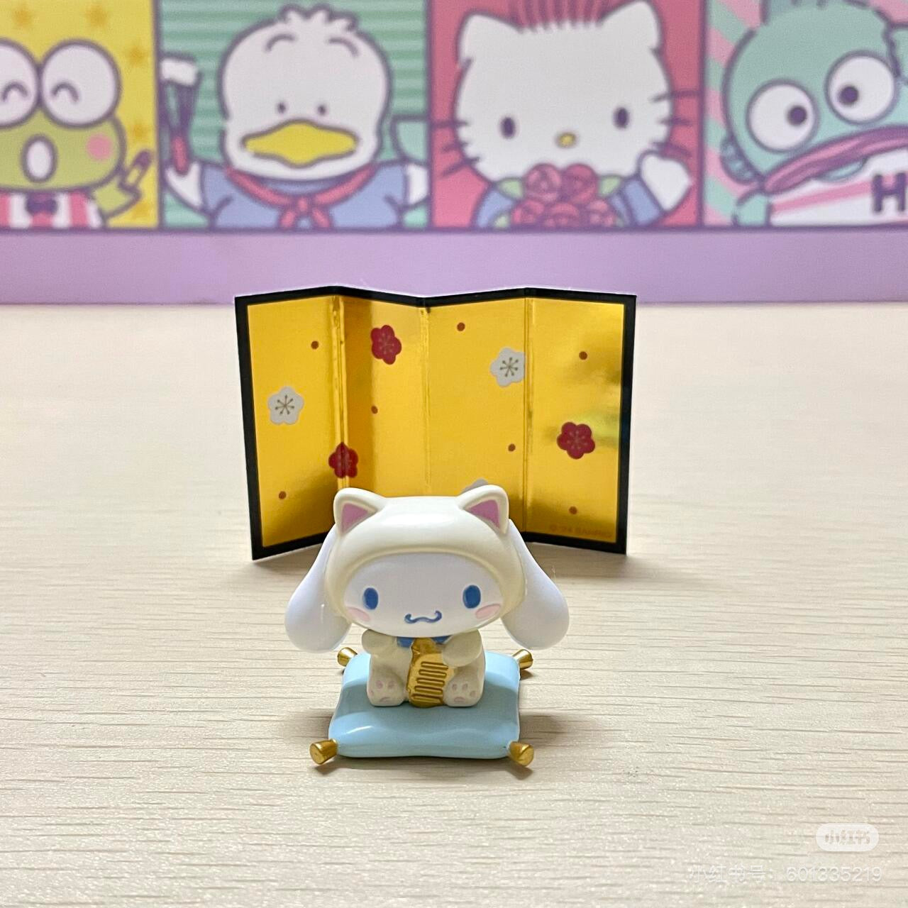 Sanrio三丽鸥|Secret Mascot - Zodiac Lucky Cat Blind Box 十二生肖蛇年限定坐垫招财猫系列手办摆件盲盒/全8种|1枚入