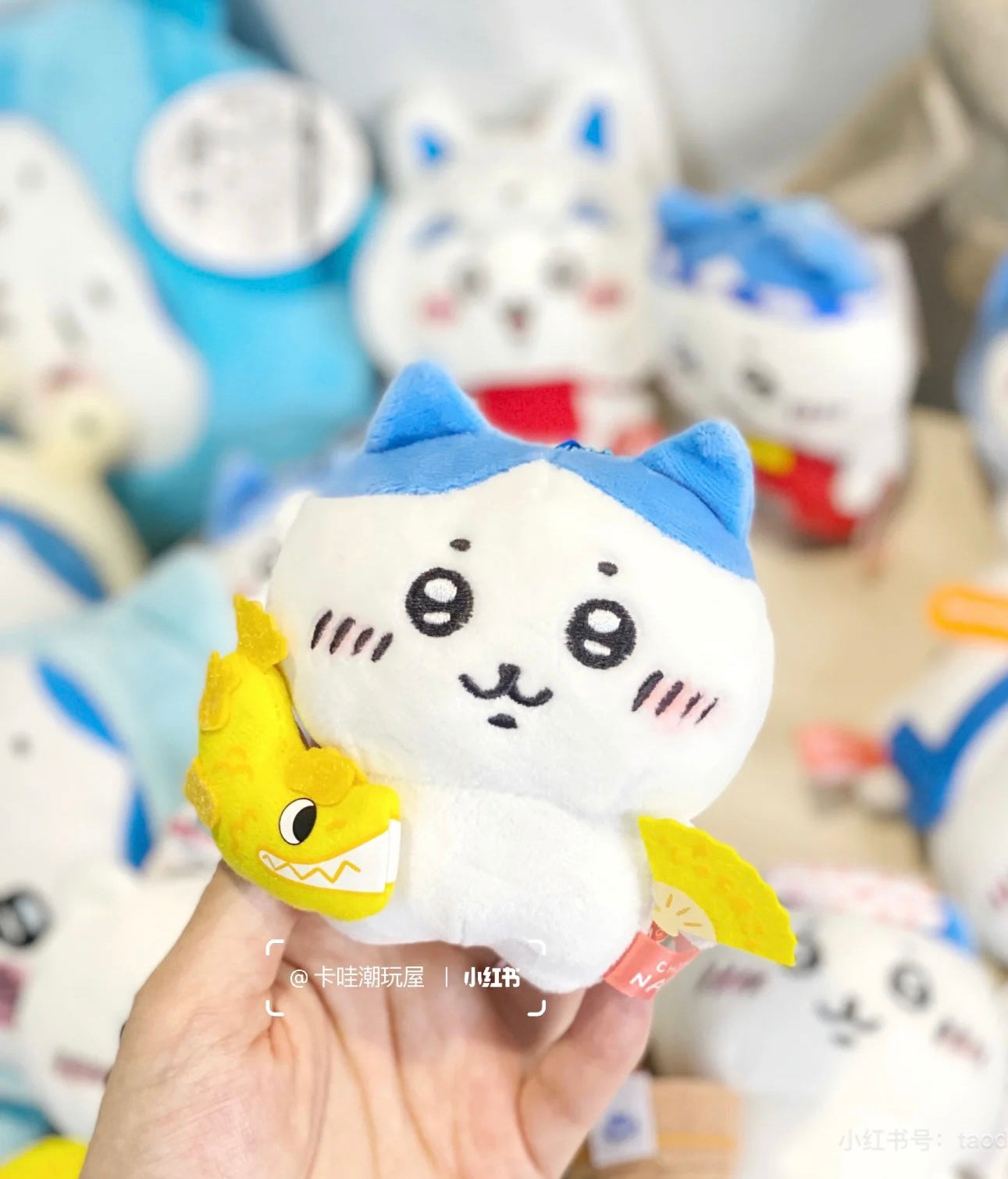 chiikawa吉伊卡哇|地域限定可爱角色毛绒玩偶/挂件|约W85 x H95 x D45mm