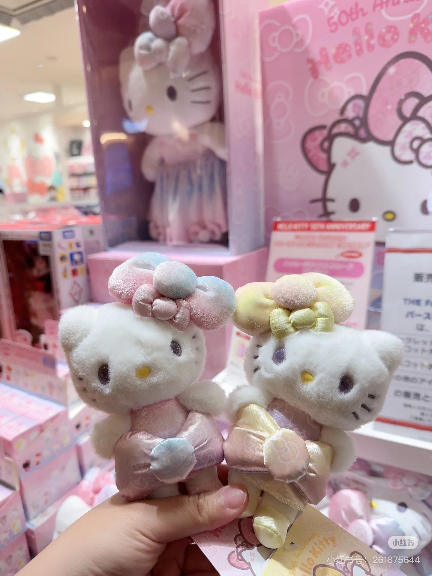 HelloKitty凯蒂猫|Birthday 50th The Fashionable Ribbons Sanrio 50周年生日限定丝绒彩虹渐变蝴蝶结毛绒玩偶挂件/包挂/眼睛里有星辰|约幅12×奥行5×高さ16cm