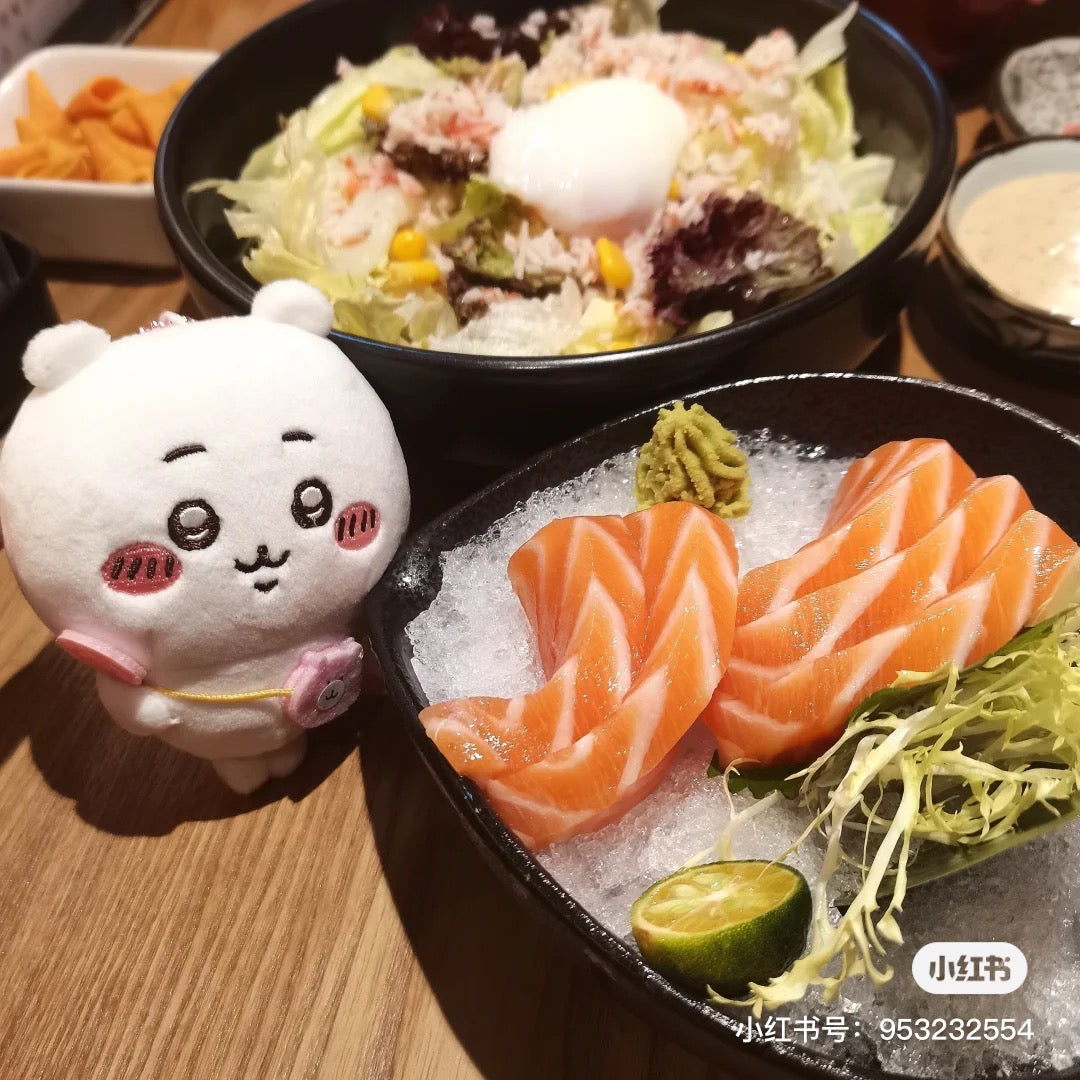 Chiikawa 吉伊卡哇|Looking forward to going out! Mochitto Puchi MiniMascot背小包包出游系列毛绒挂件/包挂|约 H135 x W90 x D55mm