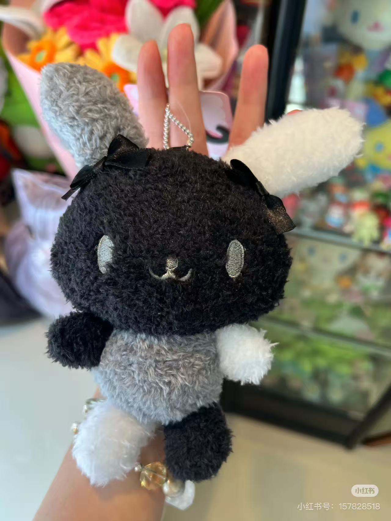 【limit 1】Sanrio|Fluffy Black & White Usahana Mascot Holder /Plush Keychain|50x75x138mm approx.