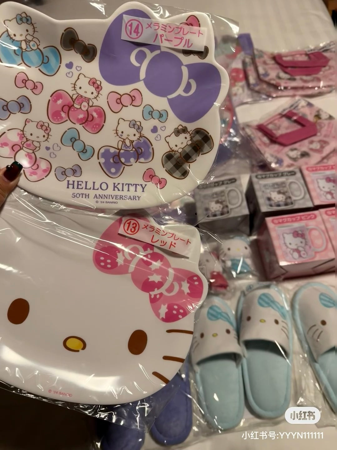 Sanrio三丽鸥|Hello Kitty凯蒂猫50周年一番赏抽奖/蝴蝶结抱枕/超大棉花公仔/化妆包/手提包/家居拖鞋/玩偶挂件/杯碟等|1次