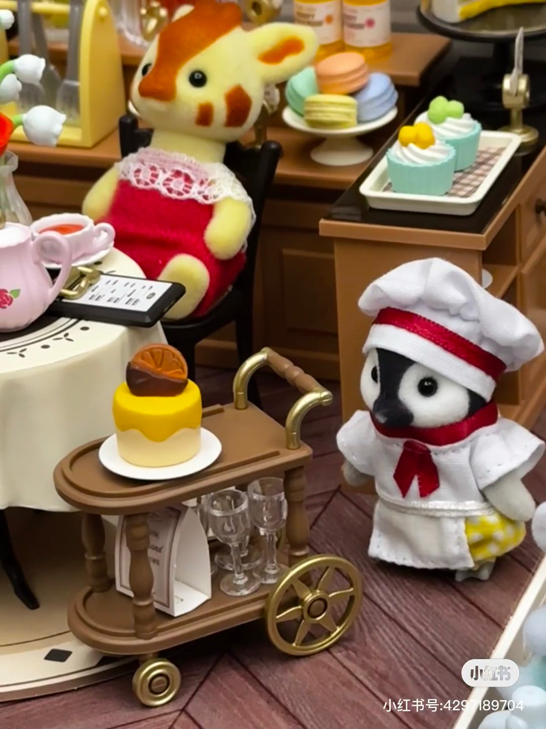 SylvanianFamilies|FOREST KITCHEN BABY PENGUIN KITCHEN UNIFORM CHEF