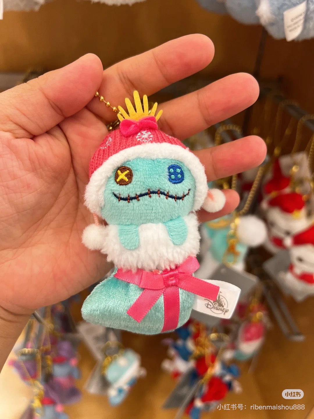 Disney迪士尼|Winnie The Pooh Eeyore Stitch Scrump Judy Nick BayMax Christmas2024东迪冬日圣诞限定系列可爱角色袜子挂件/包挂/圣诞树装饰|约3 x 15 x 6 cm