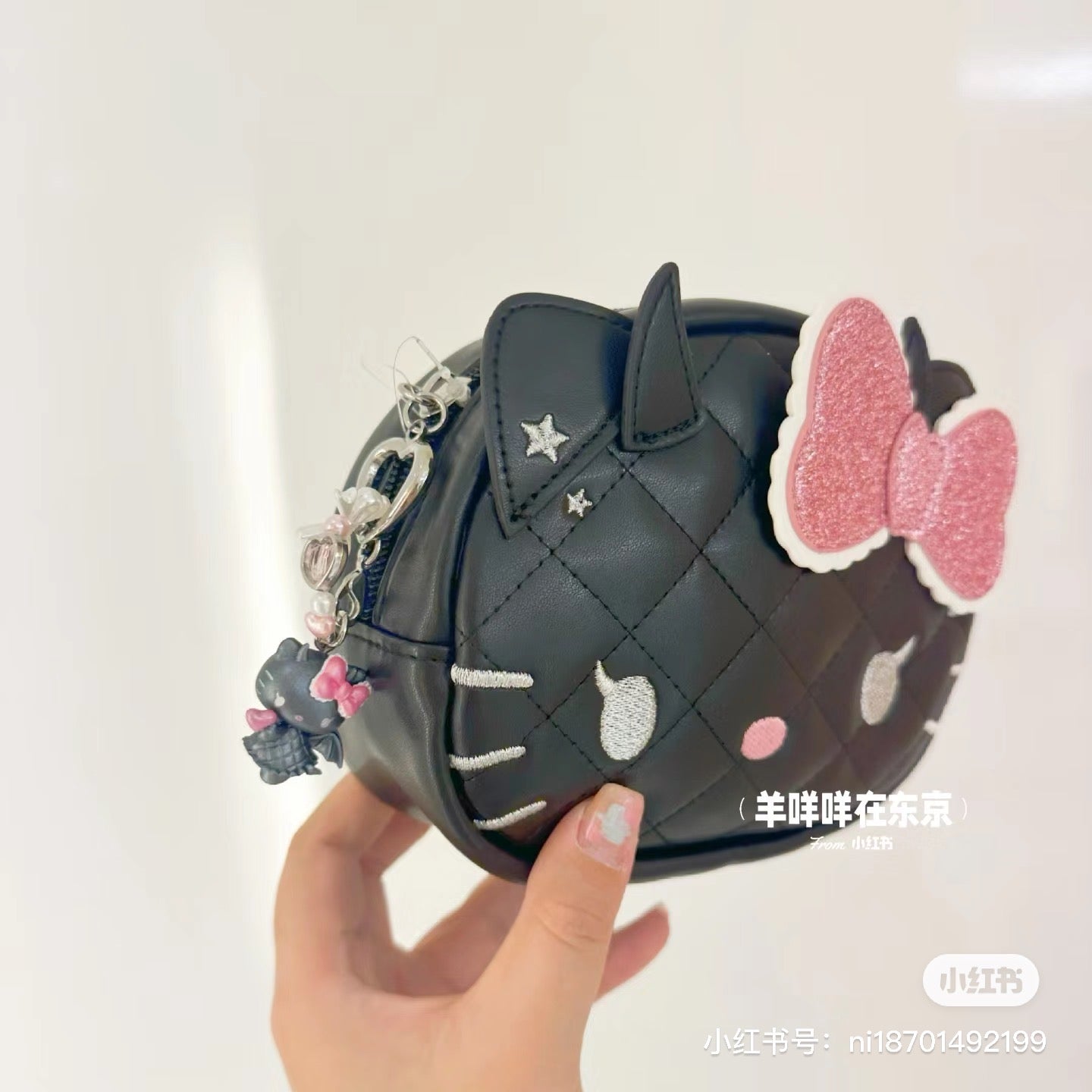 Hello kitty凯蒂猫|Sanrio Hello Kitty Face-Shaped Pouch / Angel and Little Devil天使恶魔手拿小包/背面有小翅膀|约 20.1 x 18.1 x 8.0cm