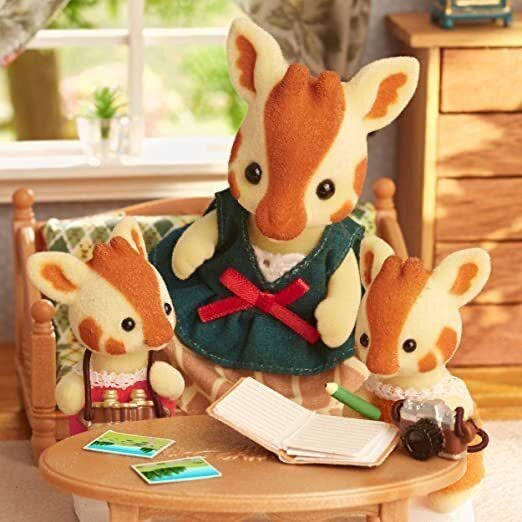 SylvanianFamilies|Highbranch Giraffe  Family Animal Figures 5639