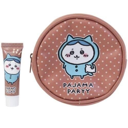 Chiikawa 吉伊卡哇|睡衣派对系列圆形皮质感零钱包+洗手液12g组/反面有3小只|約H120×W165×D60mm