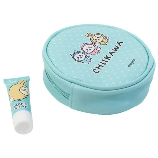 Chiikawa 吉伊卡哇|睡衣派对系列圆形皮质感零钱包+洗手液12g组/反面有3小只|約H120×W165×D60mm