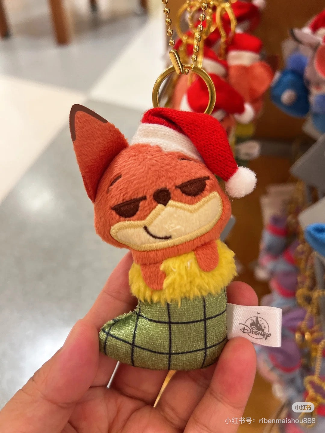 Disney迪士尼|Winnie The Pooh Eeyore Stitch Scrump Judy Nick BayMax Christmas2024东迪冬日圣诞限定系列可爱角色袜子挂件/包挂/圣诞树装饰|约3 x 15 x 6 cm