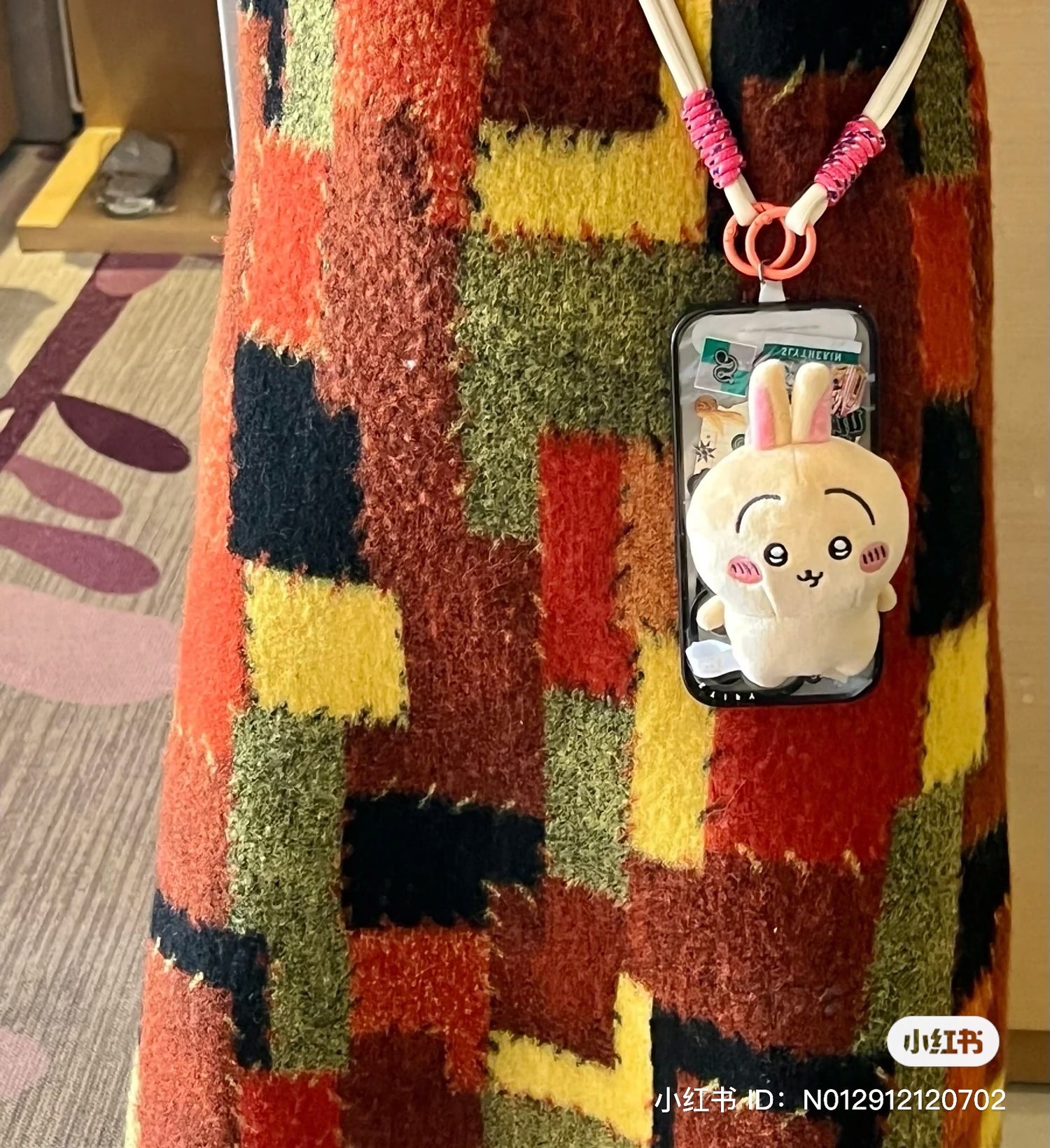 Chiikawa 吉伊卡哇|毛茸茸角色可旋转/可拆卸手机支架|約H90×W75×D50mm