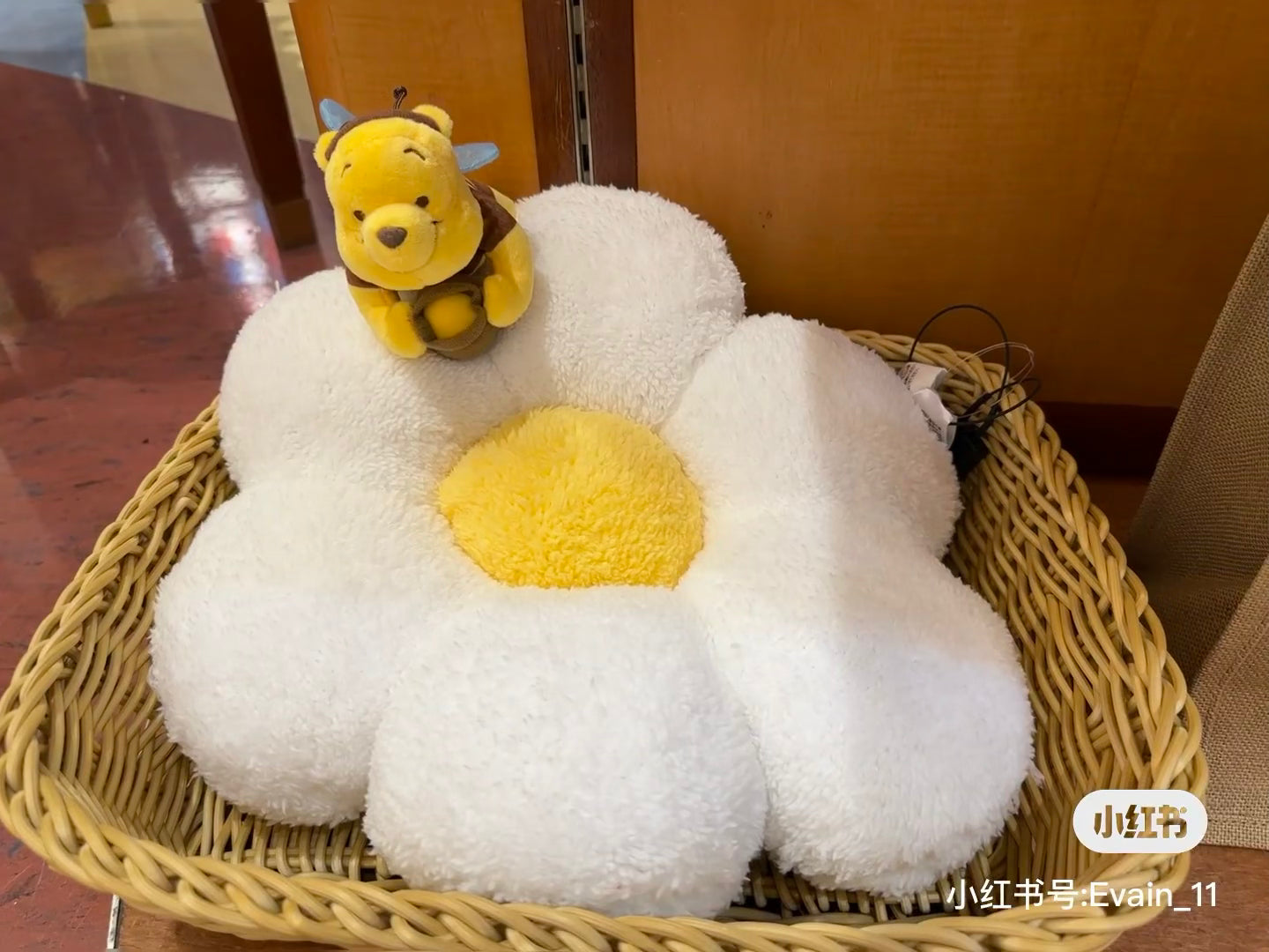 Disney|2024 HONEY DAY Winnie the Pooh Cushion蜜蜂维尼花花抱枕/坐垫|約縦37×横36×厚み16(cm)