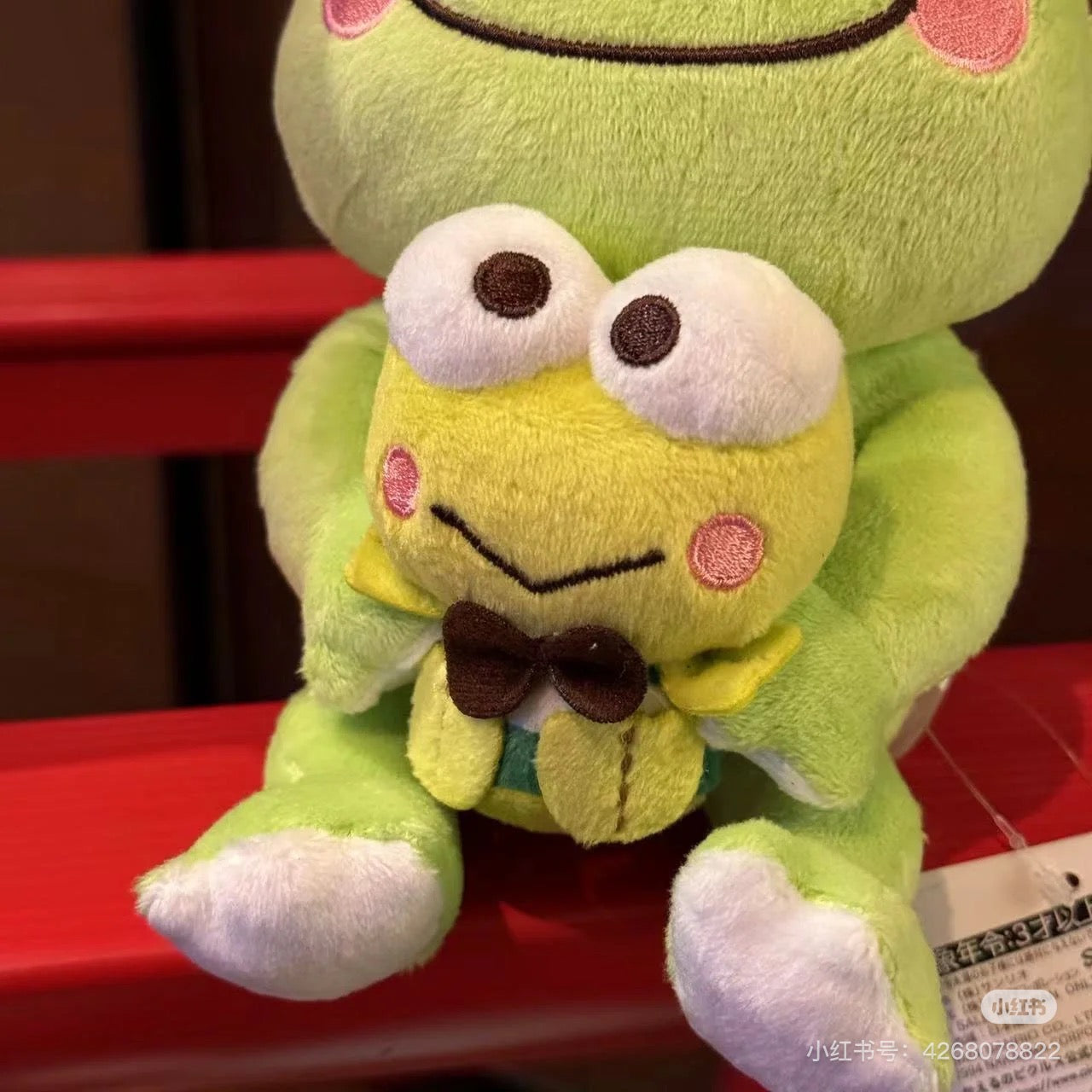 Sanrio|Kerokero Keroppi 大眼蛙??泡菜蛙联名玩偶/挂件|公仔约H15 x W11 x D13cm/挂件约10×4×9cm