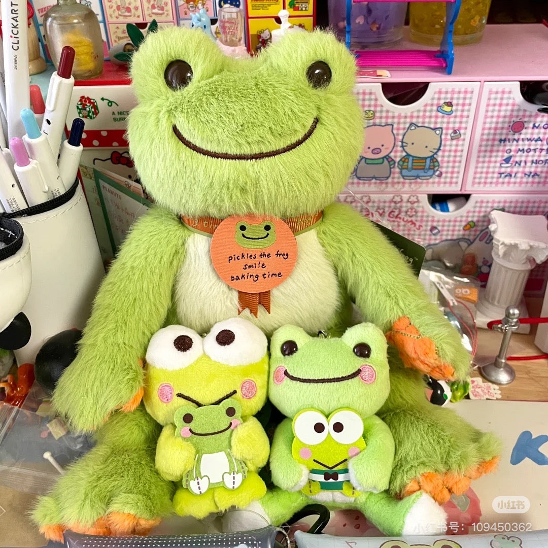 Sanrio|Kerokero Keroppi 大眼蛙??泡菜蛙联名玩偶/挂件|公仔约H15 x W11 x D13cm/挂件约10×4×9cm