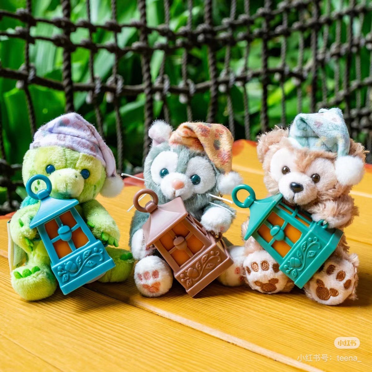 Disney迪士尼|2024东迪秋日睡衣派对系列/Duffy和朋友们坐姿七宝提灯笼亮灯毛绒挂件/包挂