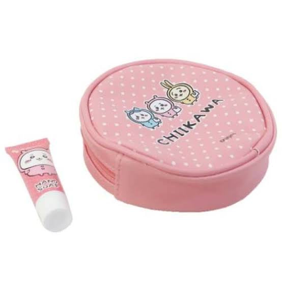 Chiikawa 吉伊卡哇|睡衣派对系列圆形皮质感零钱包+洗手液12g组/反面有3小只|約H120×W165×D60mm