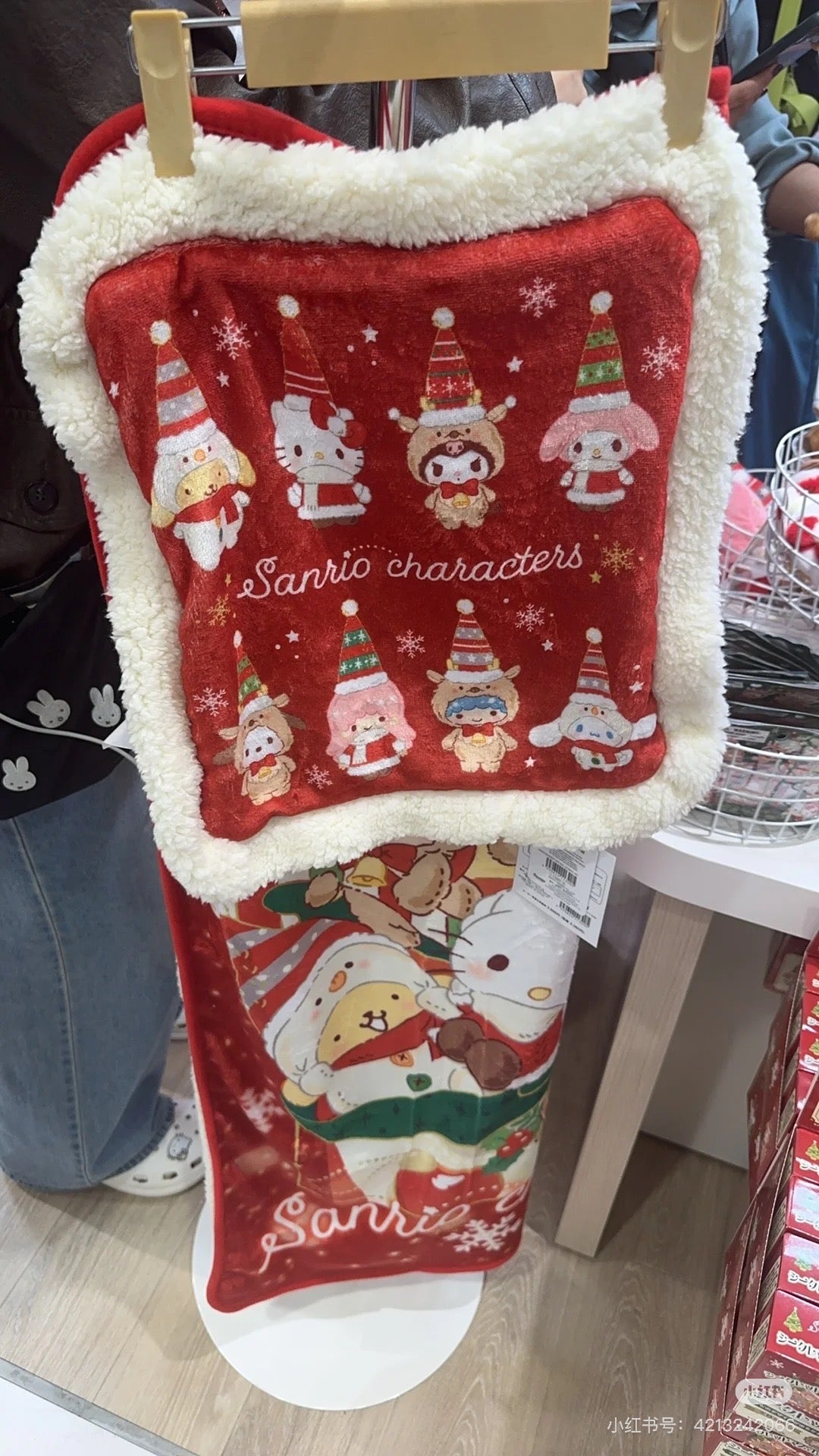 Sanrio三丽鸥|Cushion Blanket - Christmas 2024圣诞限定可收纳加绒加厚盖毯丝绒抱枕/靠垫/正反面都可爱|约105×1×70cm