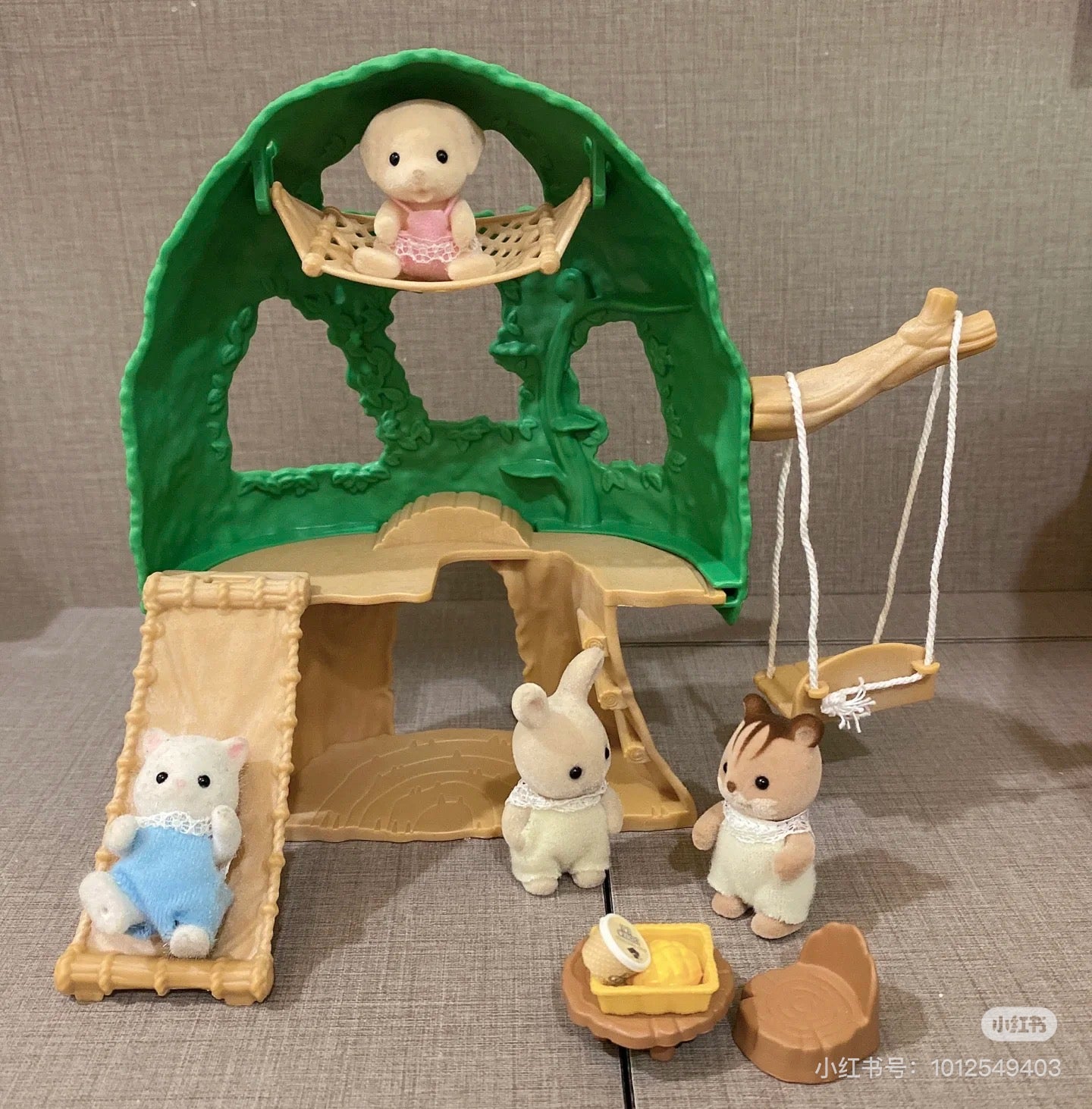 SylvanianFamilies森贝儿家族|Baby Tree House-Striped Cat 幼儿园小树屋+三纹猫站宝套组/玩具/过家家5318