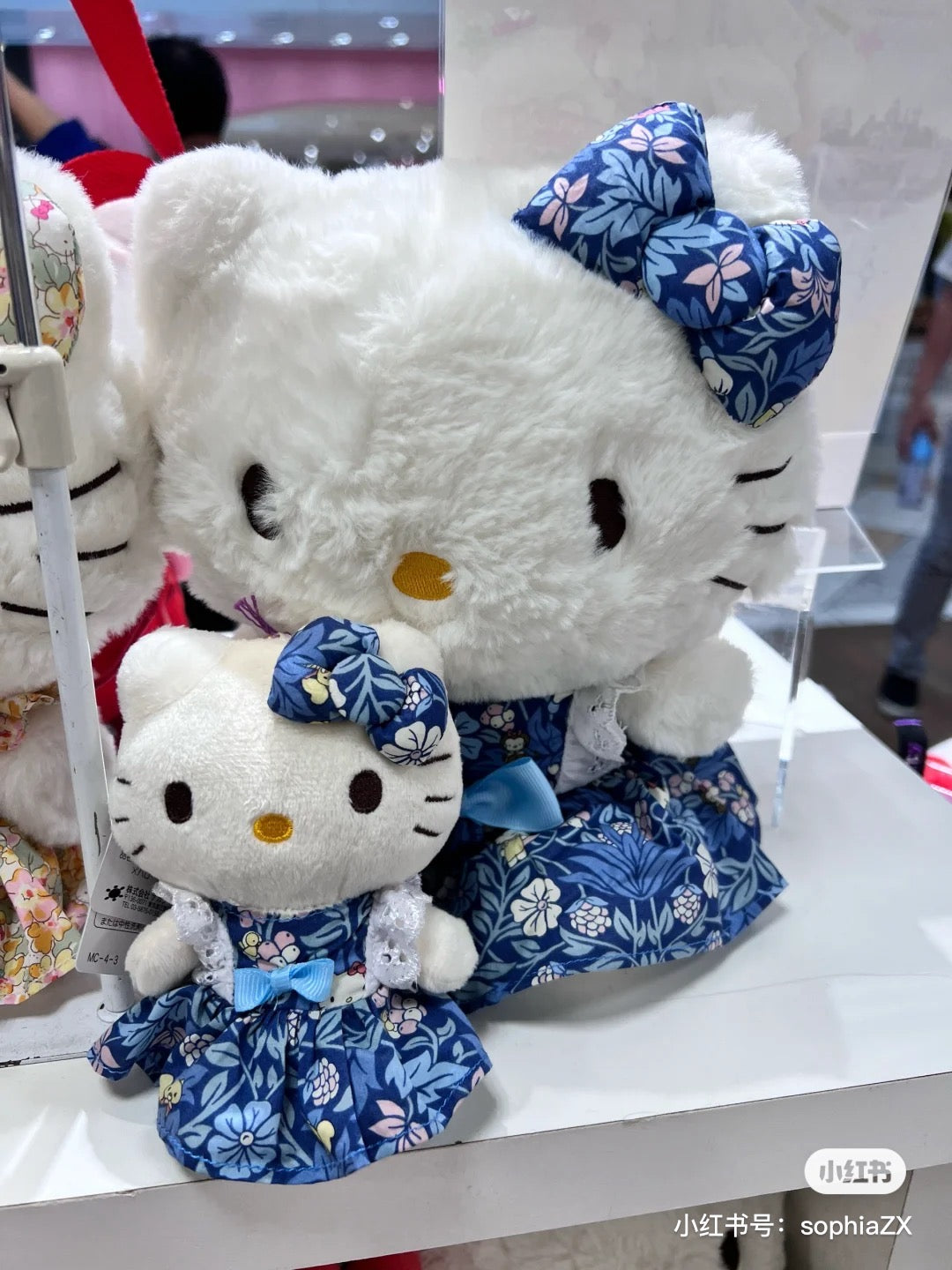 Hello kitty凯蒂猫|小碎花系列裙裙玩偶/公仔/裙子上也有kitty图案|约H22×W19×D15cm