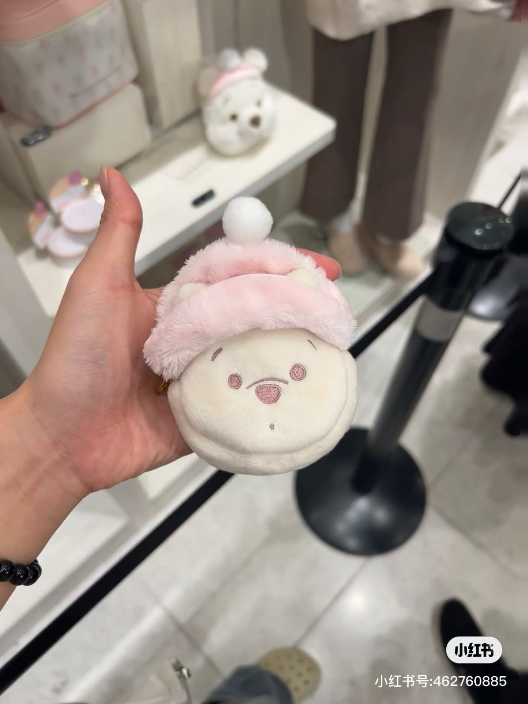 Disney迪士尼|Winnie the Pooh Pouch with Carabiner Fruit Latte Color东迪冬日限定水果拿铁色睡衣睡帽斗篷系列噗噗维尼豆豆眼毛绒钥匙扣挂件零钱包/收纳包|约H11.5×W8.5×D6cm